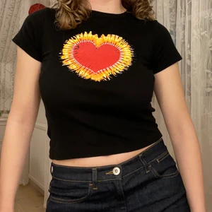 Svart t-shirt - Svart t-shirt med ett hjärta på från Urban Outfitters :)