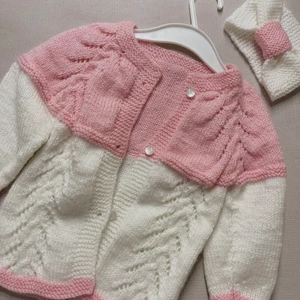 Barnkläder  - Stickad kofta med hårband till. Passar till 1,5-2 år bebis. Är i nyskick, aldrig använd. Handmade