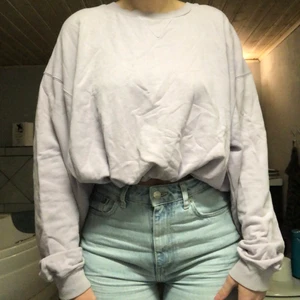 Ljuslila sweatshirt - Fin sweatshirt som man kan spänna in i midjan om man vill ha den croppad