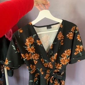 Blus  - Blommig blus från Ginatricot. Använder den inte längre, stl xs men passar S och M. Säljer för 50kr exkl frakt. 