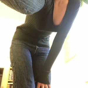 Tight grön ribbad tröja - En fin grön tröja från gina tricot storlek S, väldigt bekvämt material, pris kan absolut diskuteras!