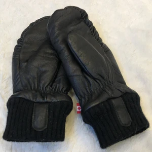 Mjuka lädervantar - Mjuka och varma lädervantar. Passar många. Pris kan diskuteras! Nyskick/jättebra skick. Dm för intresse!