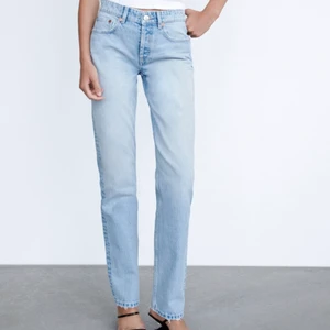 Jeans straight - Säljer nu mina populära jenas ifrån Zara i Mid rise modellen☺️ HELT SLUTSÅLDA. Endast använda en gång så de är i nyskick💗 Storlek 36. Skriv för frågor och egna bilder.