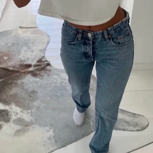 Zara jeans - Säljer dessa så snygga zara jeans som är slutsålda och väldigt eftertraktade!❤️‍🔥❤️‍🔥