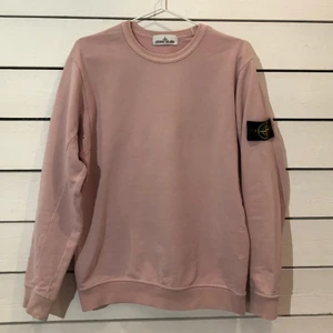 Stone Island tröja - Säljer en gammelrosa Stone Island crewneck sweatshirt som inte längre kommer till användning. Patch på vänster arm. Fint begagnat skick. Det finns dock två små hål på baksidan vid nacken/kragen där lappen sitter på insidan (se sista bilden), har varit i princip sen början. Nypris drygt 2000kr. Kan skicka fler bilder om det önskas.