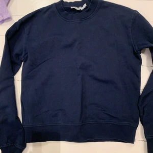 marinblå sweatshirt  - en oanvänd marinblå sweatshirt från nakd💙