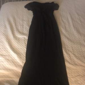 Ba basic svart lång klänning, tun material, inga fläckar.