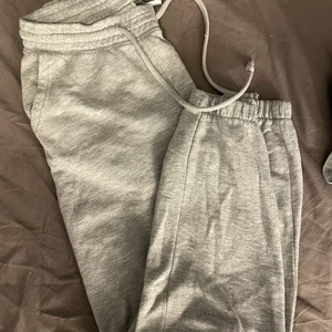 Gråa mjukis byxor - Gråa basis mjuksbyxor som jag tycker är försmå nu, jag gillar när de sitter stort och löst🤍 men de är lite noppriga men det är inget som inte går o ta bort (kommer självklart göra det innan frakt) 