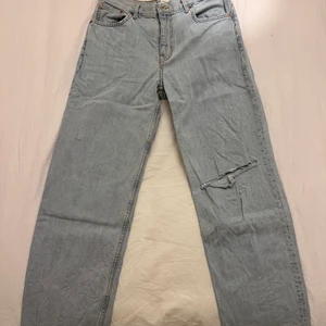 Zara jeans  - Jeans från zara med hål vid knät, aldrig använda då jag haft två i olika storlekar. Storlek 40. 
