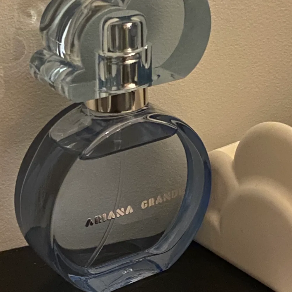 Ariana grande parfym ”Cloud” 30 ml☁️ Svår att få tag på och knappt använd💕  pris kan diskuteras . Övrigt.