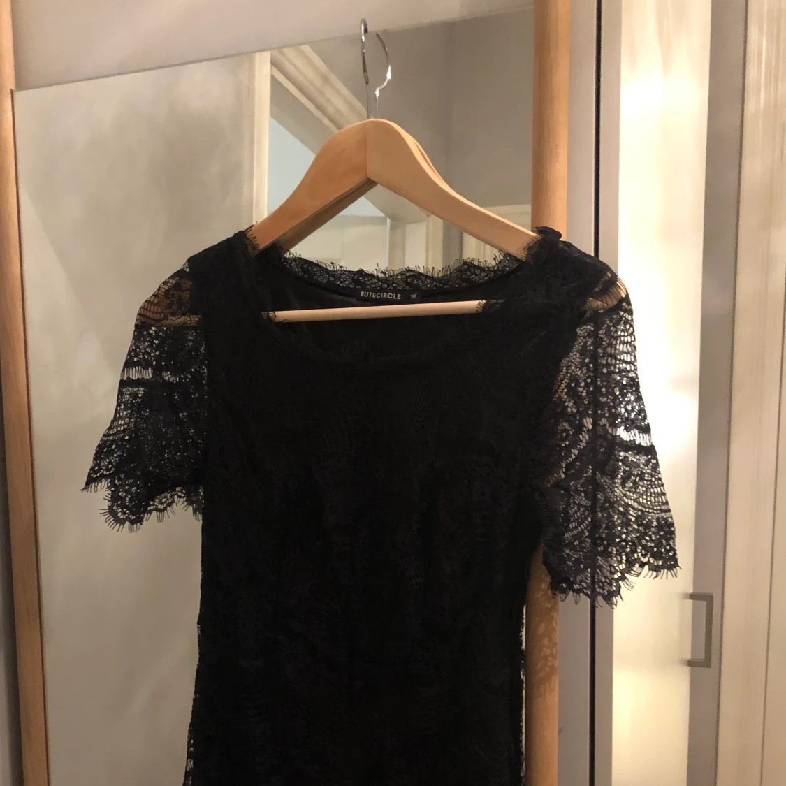 Svart klänning i spets från Rut and Circle  - 90