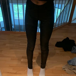 Skinnbyxor  - Jättefina lågmidjade skinnbyxor ifrån Vero Moda, säljes pga för små för mig.