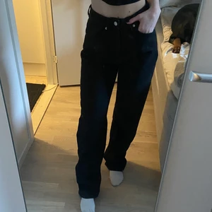 Jeans  - Jeans köpta från NA-KD. Säljes då dom är lite stora på mig. Knappt använda. Någon centimeter längre i benen och större i midjan än jag som är 166cm och väger 52kg. 