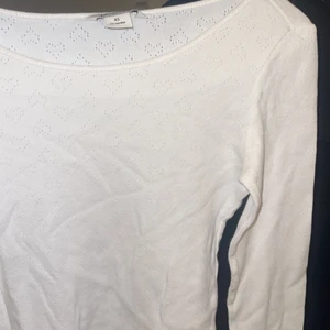 Söt vit långärmad tröja från monki - Söt tröja från monki med hjärt mönster