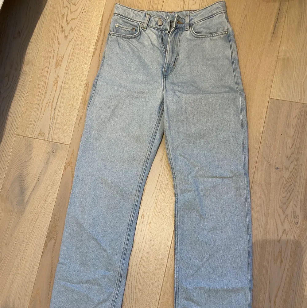 Ljusa raka jeans från weekday. Säljer pga för de är för små. Använda ett fåtal gånger . Jeans & Byxor.