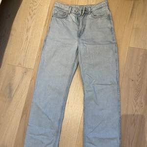 Ljusa raka jeans från weekday. Säljer pga för de är för små. Använda ett fåtal gånger 