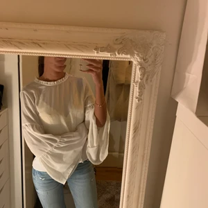 Volang blus - Vit blus med volangärmar, använd 2 gånger. Som ny.