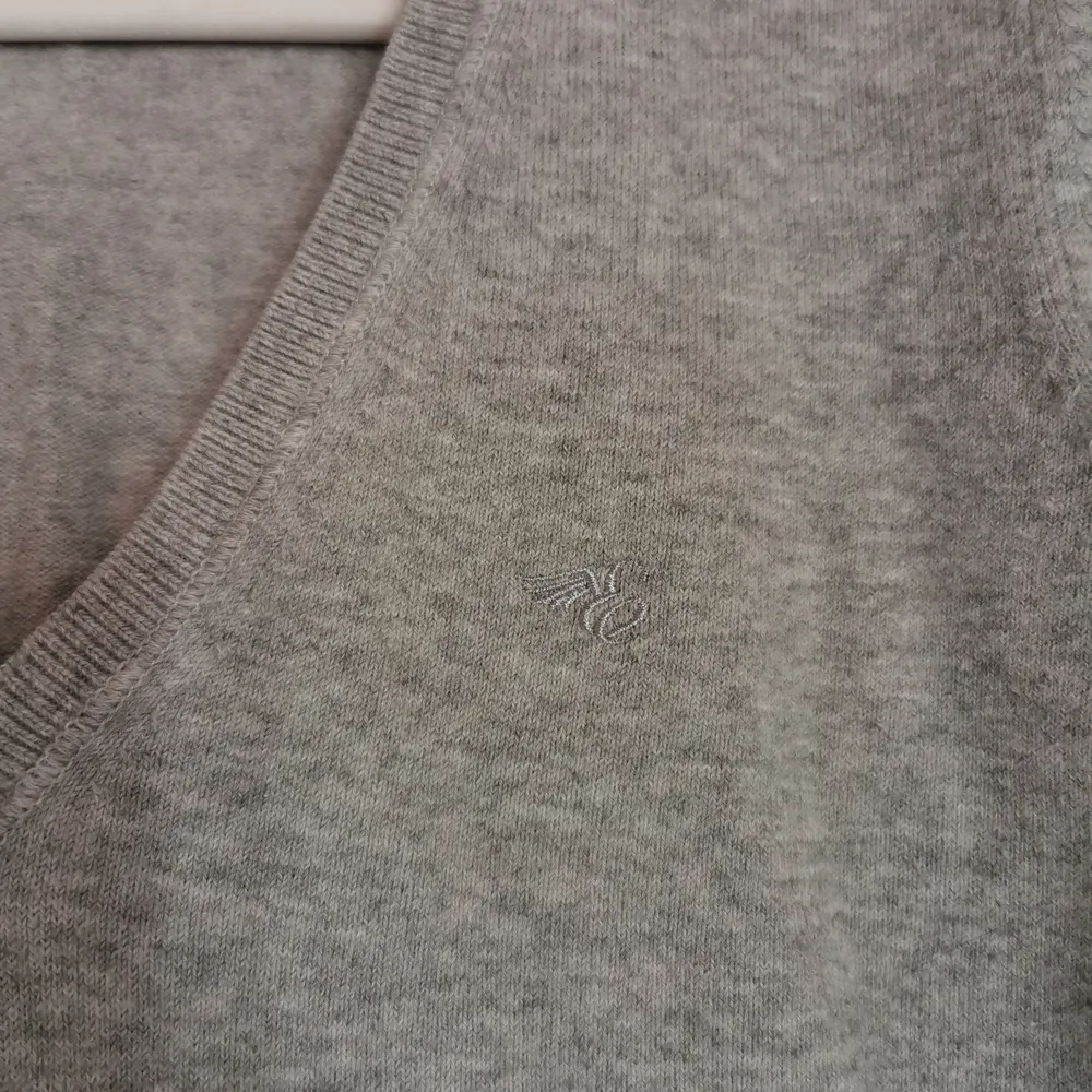 Säljer den här fina gråa pullovern från esprit i storlek S. skönt material och bra passform på mig som normalt sätt har XS/S I tröjor💌. Tröjor & Koftor.