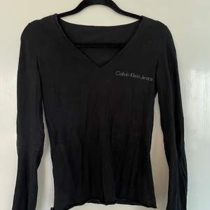 Långärmad tröja från Calvin Klein Jeans, köpt second hand. Storlek står inte men passar som en M. Köparen står för frakt ❤️‍🔥