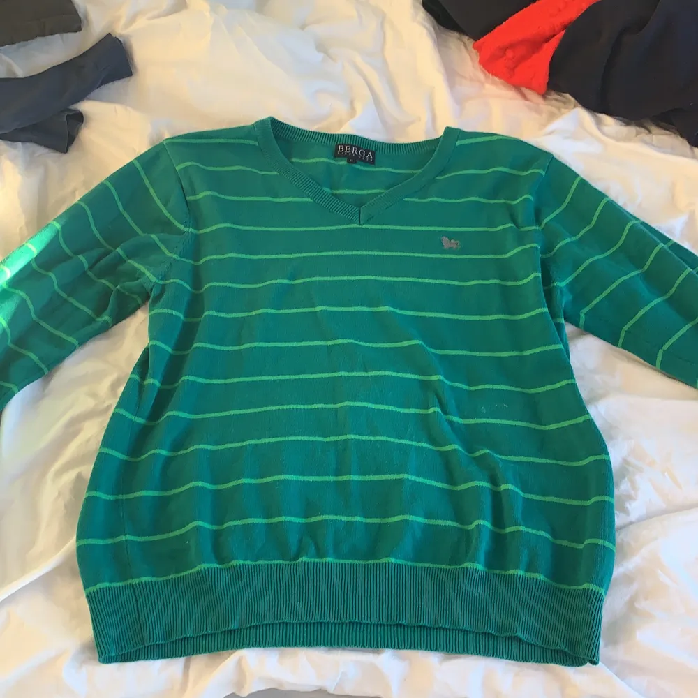 En grön pullover med ljusgröna ränder. Är storlek XL men sitter mer som en M/L skulle jag säga. Bara använd några få gånger😃😃. Tröjor & Koftor.