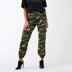 Cargo Pants - Säljer mina snygga camouflage byggxor som är slutsålda i butik. Byxorna är köpta för något år sen men är i ny skick och säljer eftersom de inte passar mig längre. Cargo pants i väldigt bekvämt material. Orginalpris 350kr.