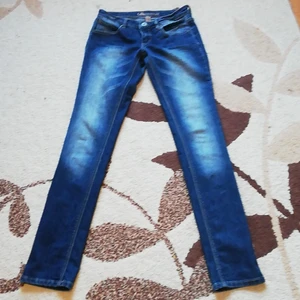 Lågmidjade jeans storlek 170 - 76 cm midja, 100 cm längd framifrån. Du betalar för frakten