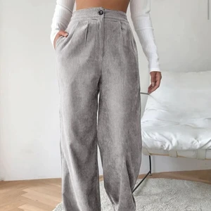 gråa byxor - säljer pga att de inte riktigt passade mig, på bilden ser de ut att vara grå men de är har en nyans av kall rosa/lila. kom privat för fler bilder eller frågor 😊 I nyskick!