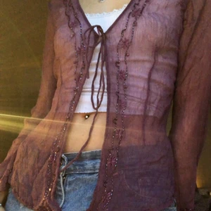 ~~ - En superfin kofta från indiska. Väldigt fint mönstrat och går att knyta högst upp. Möts helst upp annars står köparen för frakten!❤️