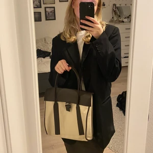 Väska  - Vintage väska, typ Matilda Djerf inspirerad, som är både brun och beige 🤎 