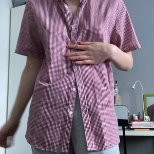 Rutig kortärmad skjorta  - Rutig kortärmad skjorta köpt secondhand, färgerna får mest rättvisa på sista bilden!! Oversize på mig som har storlek xs/s