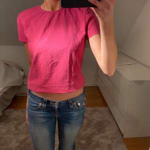 Så fin rosa t-shirt från Massimo Dutti, fin kvalite, köparen står för frakt💗💗