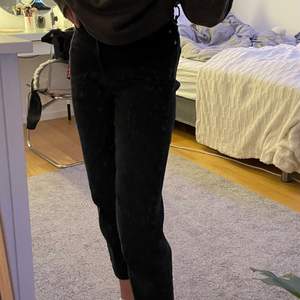 Svarta super sköna mom jeans från Gina tricot, säljer pga att de börjar bli lite för småa, skriv för fler bilder🥰 köparen står för frakt😊