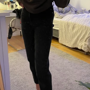mom jeans  - Svarta super sköna mom jeans från Gina tricot, säljer pga att de börjar bli lite för småa, skriv för fler bilder🥰 köparen står för frakt😊