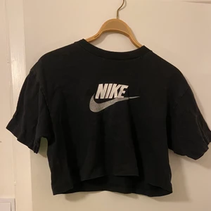 Nike cropped t-shirt - Svart vintage cropped nike T-shirt. Inga fläckar eller hål. Skriv vid funderingar 🤲🏼