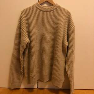 HOPE Knitwear. Storlek 46, motsvarar S. Passar mig som är 180, väger 75. 950kr, nypris 2100kr. Använd men i fint skick. 