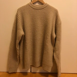 HOPE Knitwear - HOPE Knitwear. Storlek 46, motsvarar S. Passar mig som är 180, väger 75. 950kr, nypris 2100kr. Använd men i fint skick. 