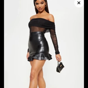 Fejk läderkjol i storlek 36 - Jättefin och jätteskön kjol som passar perfekt till sommaren eller nu när det är lite kallare med byxor under. Kjolen är inte alls använd då den har  prislappen kvar på. Jag säljer denna då den inte kommer till användning eftersom att jah har många andra liknande kjolar. Skriv vid frågor❤️