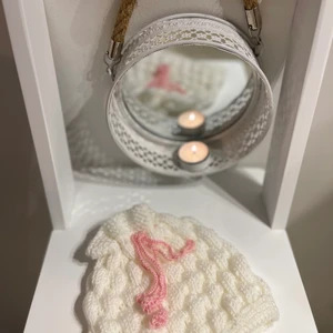 Barnkläder  - Stickad klänning med mössa till. Passar 3 åring. Är i nyskick, aldrig använd. Handmade