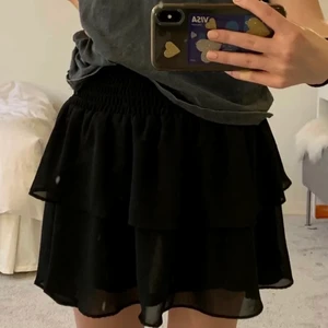 Fin kjol!💐💐 - Jätte fin kjol från chelsea, köpt ca 1,5 år sen men ser helt ut som ny! Ny pris var 400kr! ❤️‍🔥