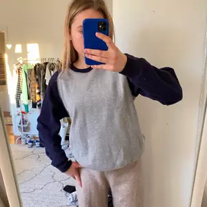 Sweatshirt köpt secondhand. Väldigt mjuk o skön. Passar till allt. Passar storlek s. Pris inklusive frakt🐻💃🏼🧚🏼‍♀️