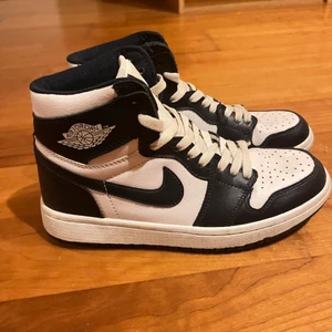 Nike Air Jordan storlek 40 - Förmodligen ej äkta Jordans. Köptes från USA för 1000kr. Använda Max 10 gånger. Fint beg skick. Storlek 40 och passar mig som normalt sett har 40 dam. Navy Blue.