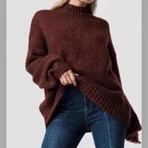 Wool Blend High Neck Knitted Sweater - En röd-brun stickad tröja från NA-KD med lite högre hals ❤️