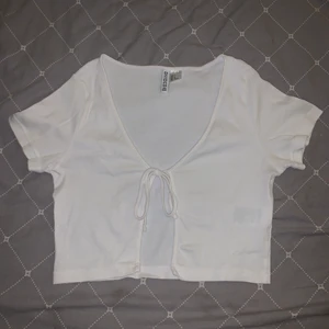 Topp - Knyt topp från H&M 🤍 Använd fåtal gånger - bra skick! Frakt tillkommer 😇
