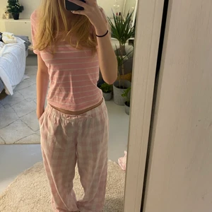 Randig t-shirt - Säljer denna söta randiga t-shirt från Ginatricot! Så gullig och bekväm! Skriv privat vid intresse💗 Frakt tillkommer på 48kr📦