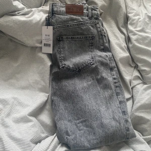 Jeans  - Säljer ett par fina jeans som tyvär aldrig kommit till andvänding, då det är för stora för mig. Jeansen är alltså i nyskick! 