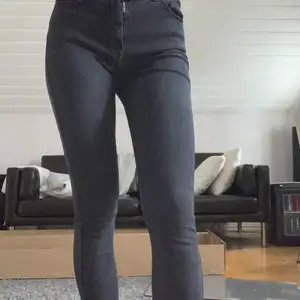 Svarta skinny jeans av Dr Denim. Använda lite, bra skick. Väldigt sköna