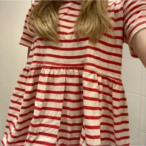 randig tröja från zara - funderar på att sälja denna rödrandiga tröja från zara (lånad bild)