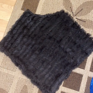 Äkta päls poncho  - En underbar päls poncho som är magisk under våren. Den är i mycket bra skick. 