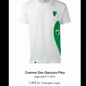  En t-shirt Commedesgarçons  XL - Den är den bra tröja skit fin men det är tre hål bredvid varandra med det syns inte så jättemycket. 