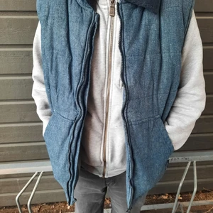 Väst - Säljer denna fina väst. Den är ganska tjock. Knappt använd. ÄR SOM NY! Du står för frakten. 